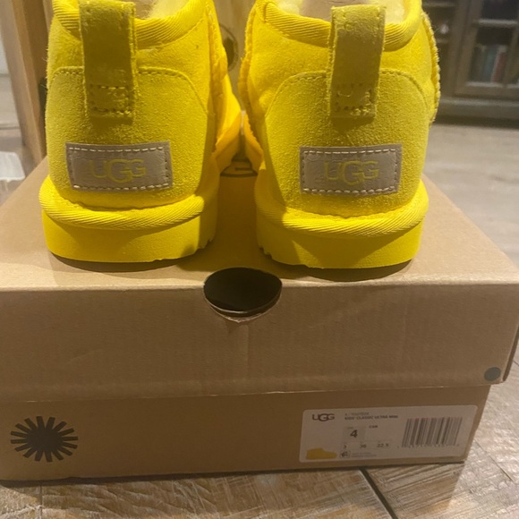 NIB UGG KIDS CLASSIC ULTRA MINI - Picture 5 of 8